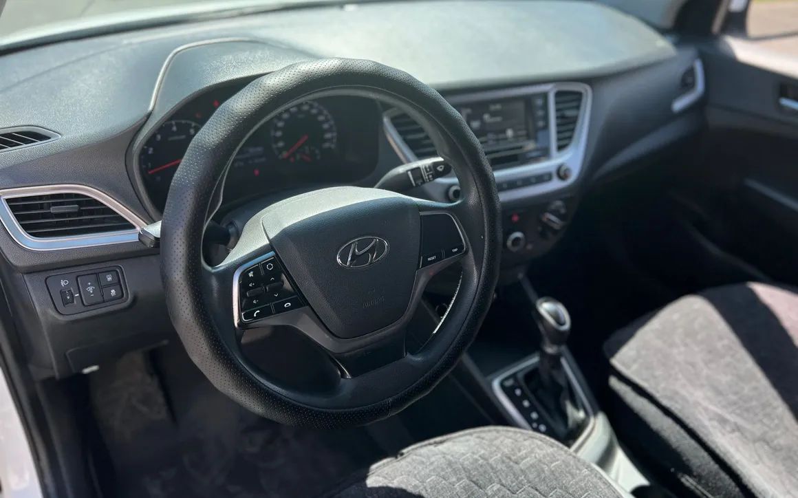 Hyundai Accent - image 6