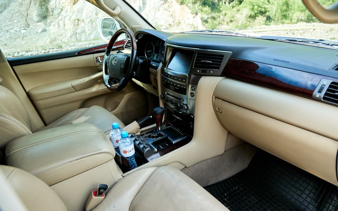 Lexus LX570 - image 10