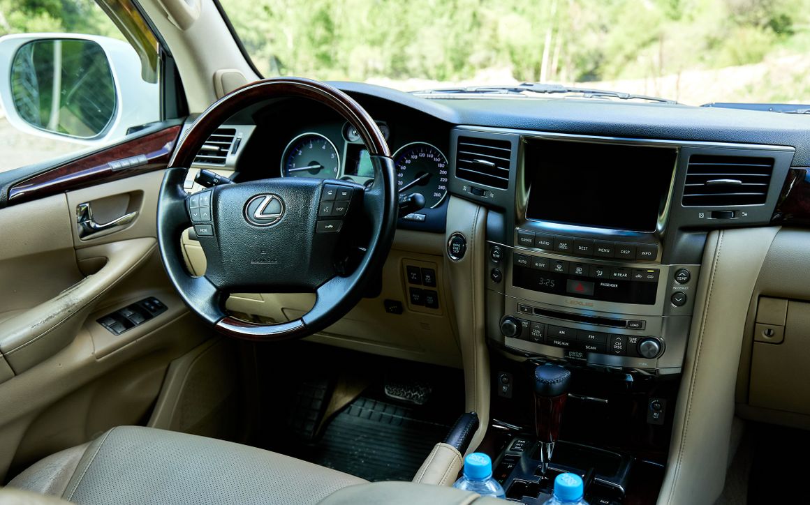 Lexus LX570 - image 12