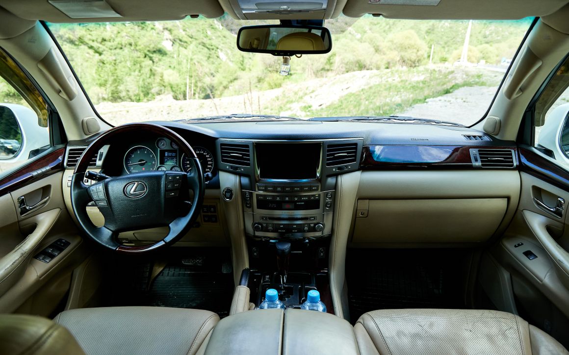 Lexus LX570 - image 14