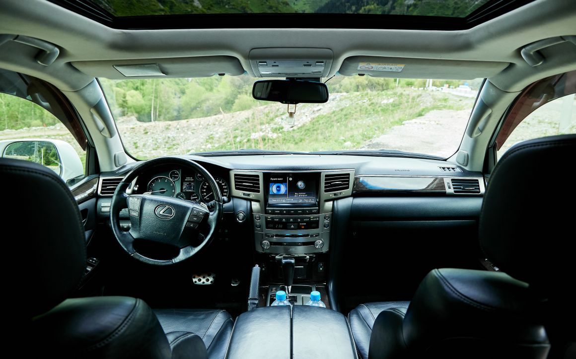 Lexus LX570 - image 11