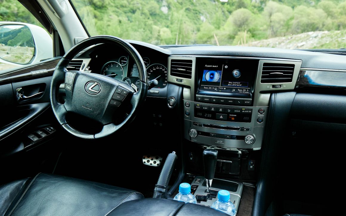 Lexus LX570 - image 9