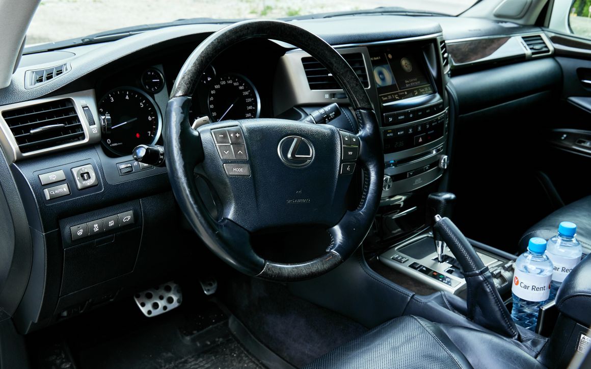 Lexus LX570 - image 10