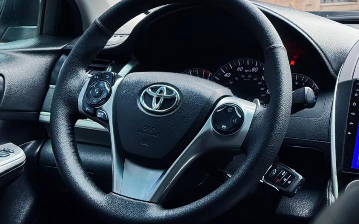 Toyota Camry - image 6