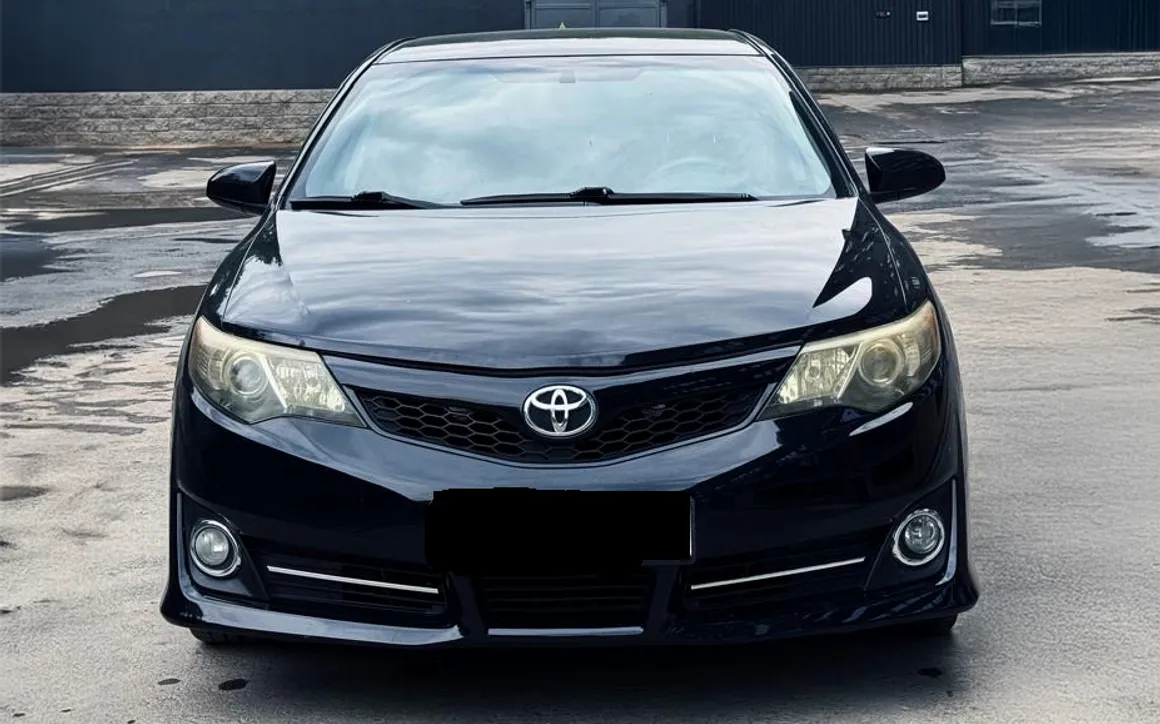 Toyota Camry - image 2