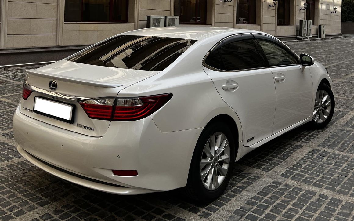 LEXUS ES 300H - image 4