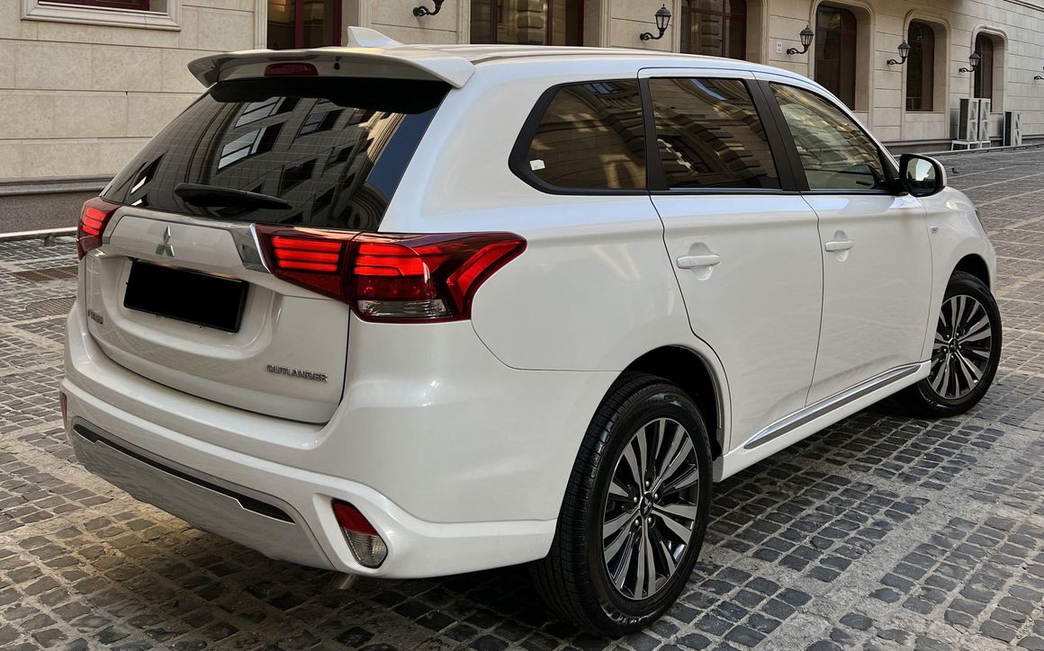 MITSUBISHI OUTLANDER - image 5
