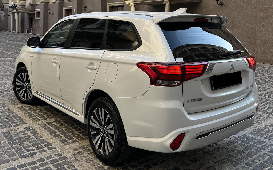 MITSUBISHI OUTLANDER - image 3