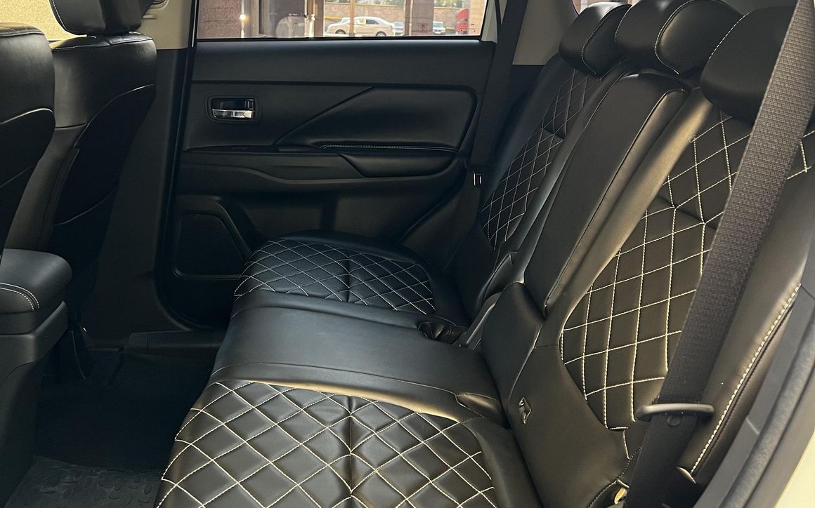 MITSUBISHI OUTLANDER - image 8