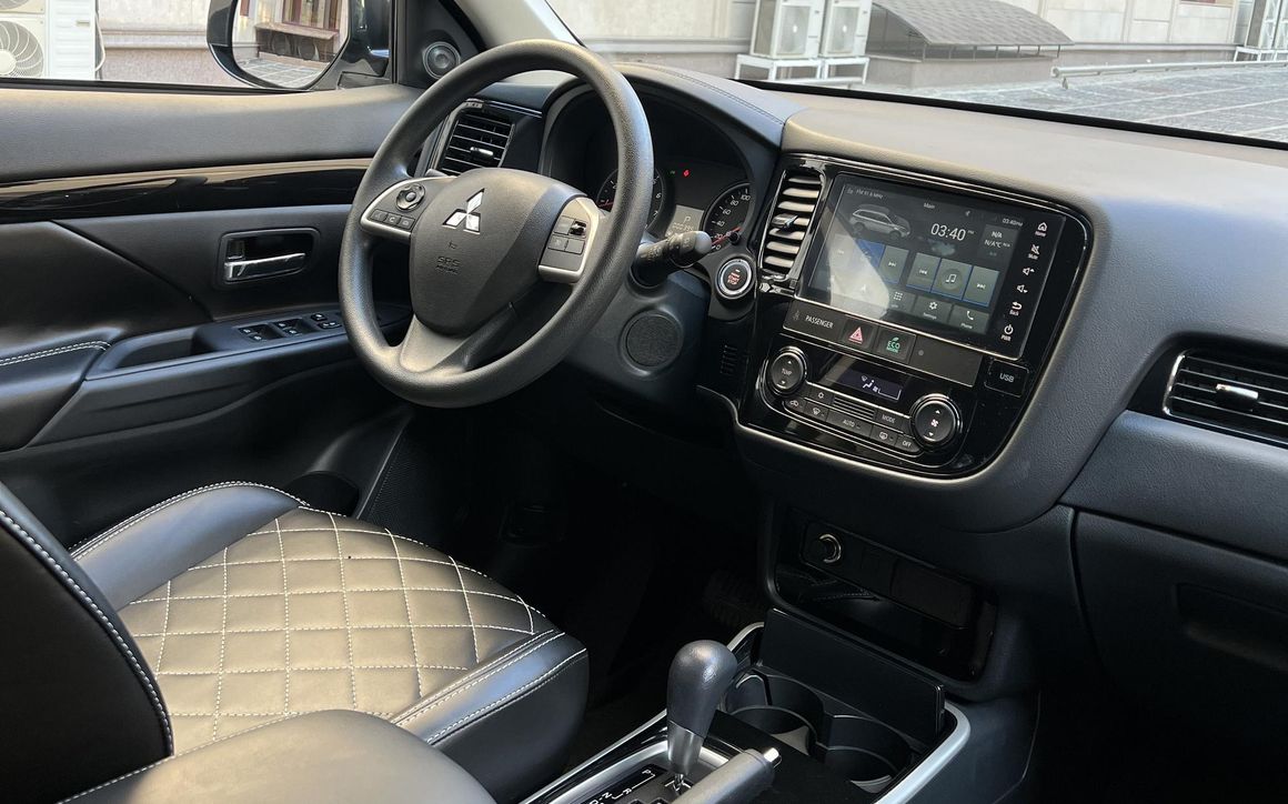 MITSUBISHI OUTLANDER - image 6