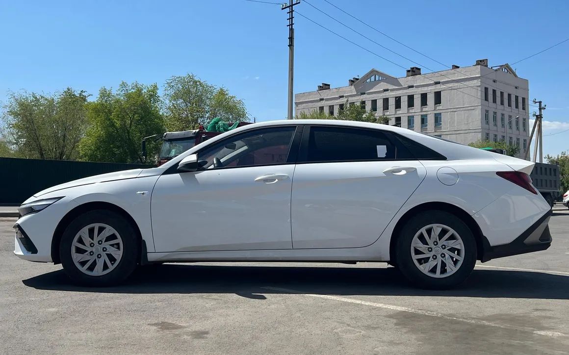 Hyundai Elantra - image 2